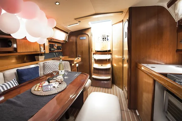 סלון מעוצב ומרגיע בתוך יאכטת יוקרה ללינה