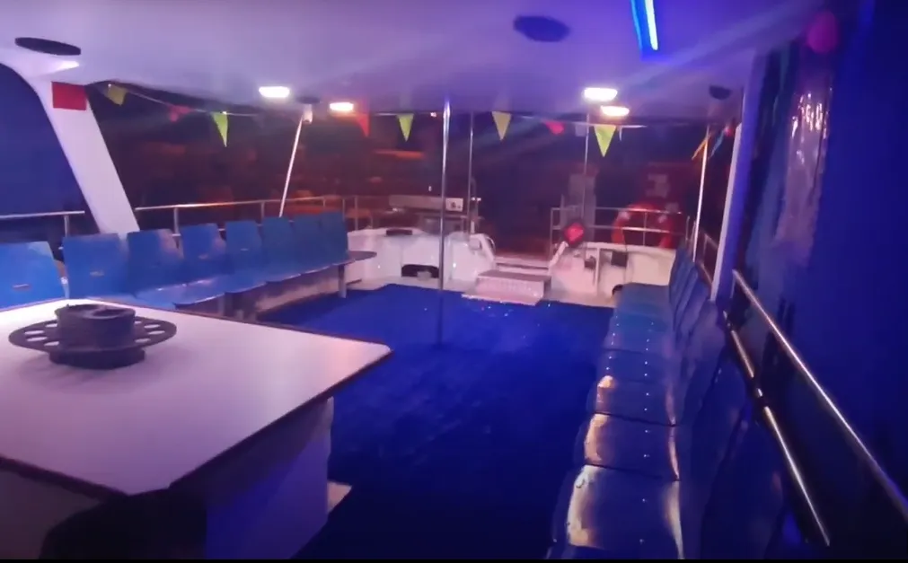 מסיבה על ספינת טייפון בחיפה