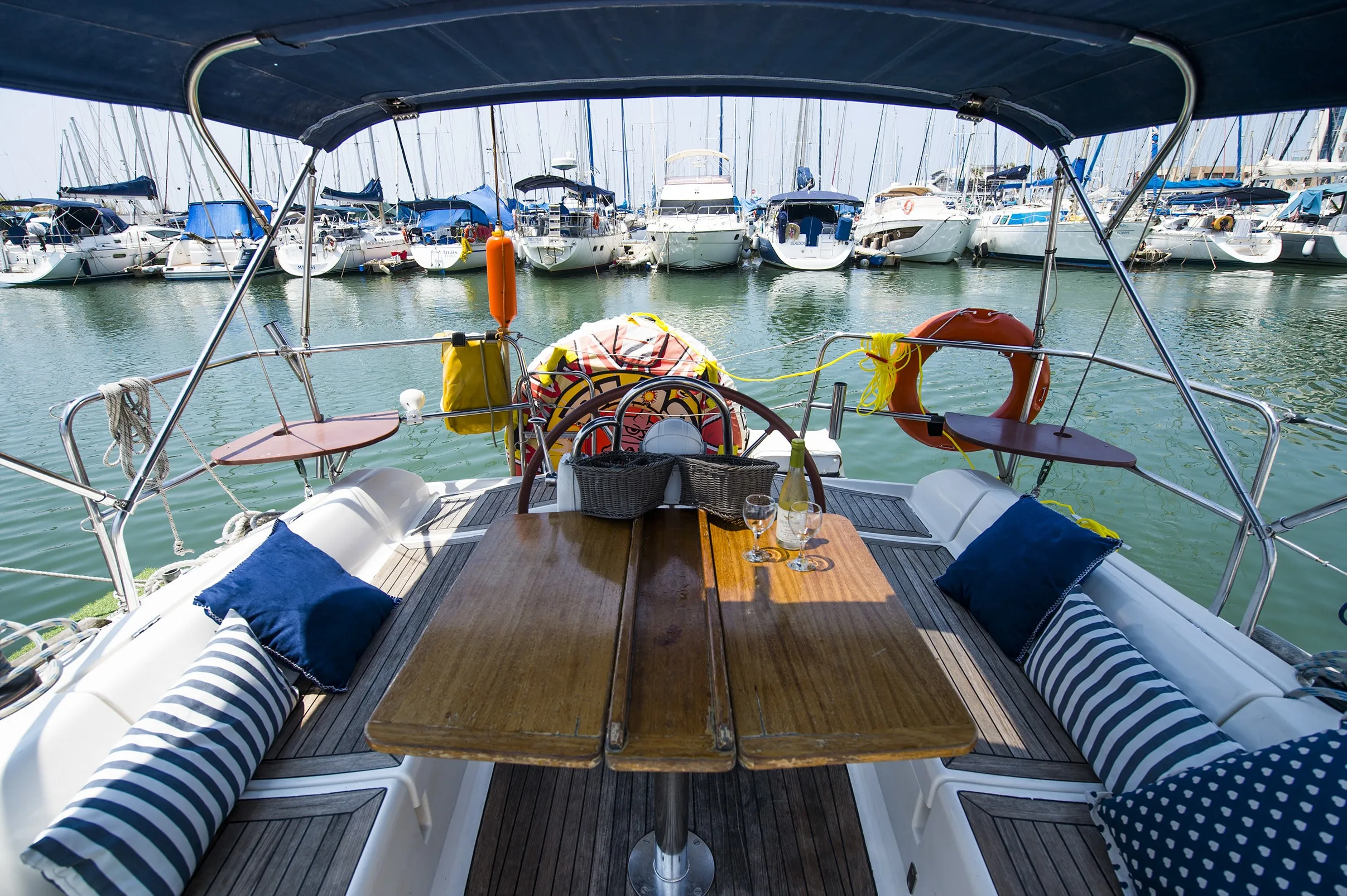 יאכטה בגירה מהצד