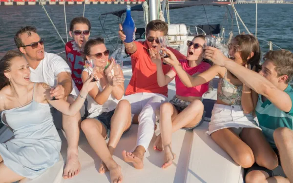 חגיגות יום הולדת על יאכטה בחיפה, קבוצת בנים בנות מרימים לי חיים