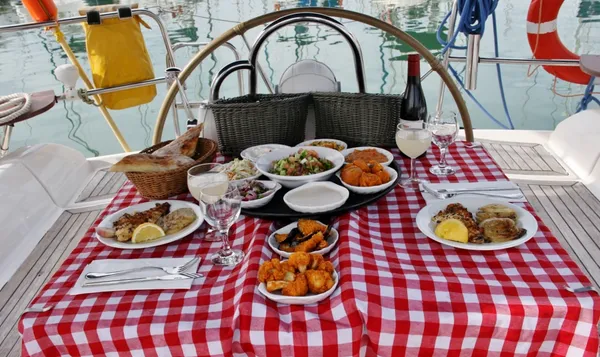 סלון מעוצב ומרגיע בתוך יאכטת יוקרה ללינה