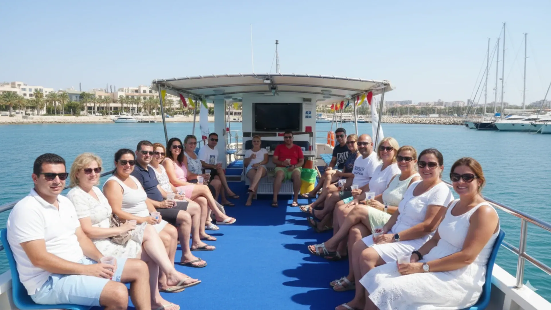 קבוצת עובדים ביום גיבוש יושבים על סיפון סירה בהרצליה