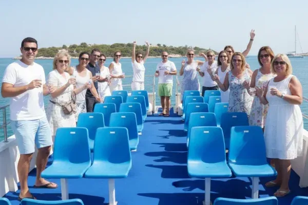 עובדים ביום גיבוש נהנים על סיפון יאכטה