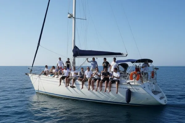 קבוצת גברים יושבת על דופן של יאכטה בלב ים בהרצליה