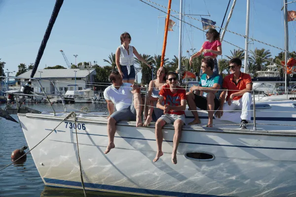 קבוצת חברים יושבת על סיפון יאכטה בנמל חיפה