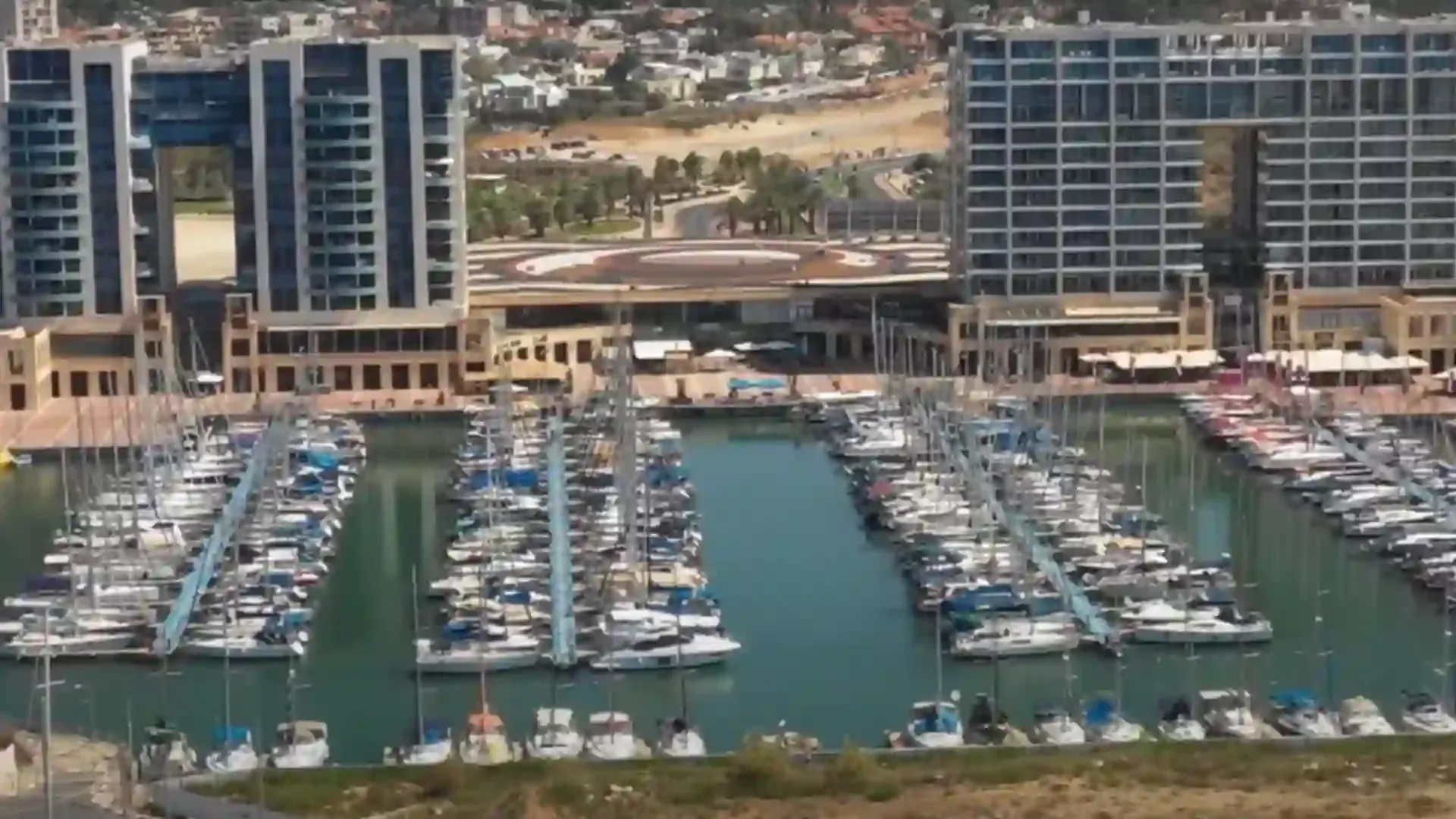 נוף אווירי של מרינה הרצליה — עגינות יאכטות ורחובות המרינה היוקרתיים