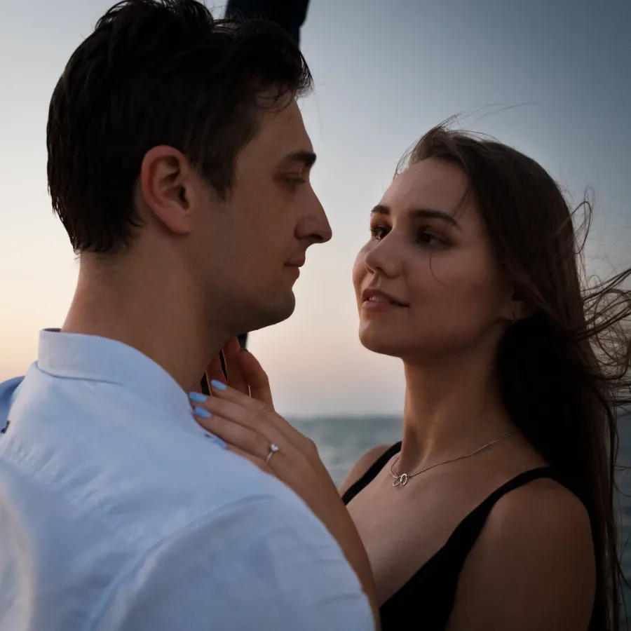 זוג רומנטי ברגע אינטימי על יאכטה בזמן שקיעה בהרצליה