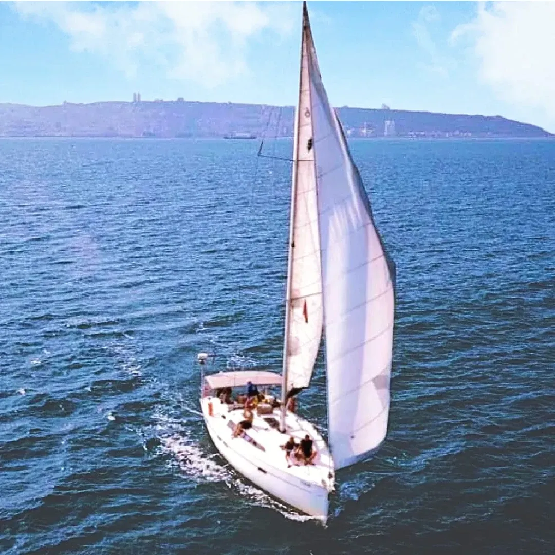 יאכטה מפרשית מפליגה בים הכחול הפתוח בדרך לקפריסין