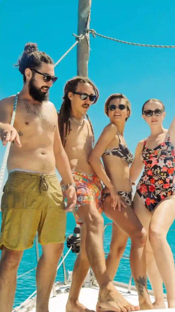 חברים חוגגים על יאכטה